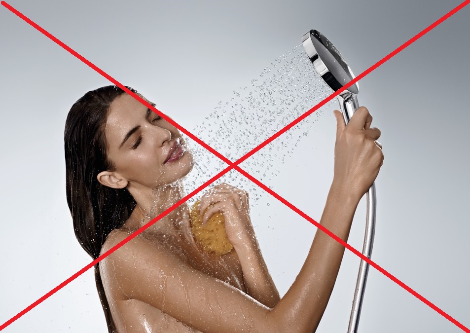 Неугомонная леди принимает душ 