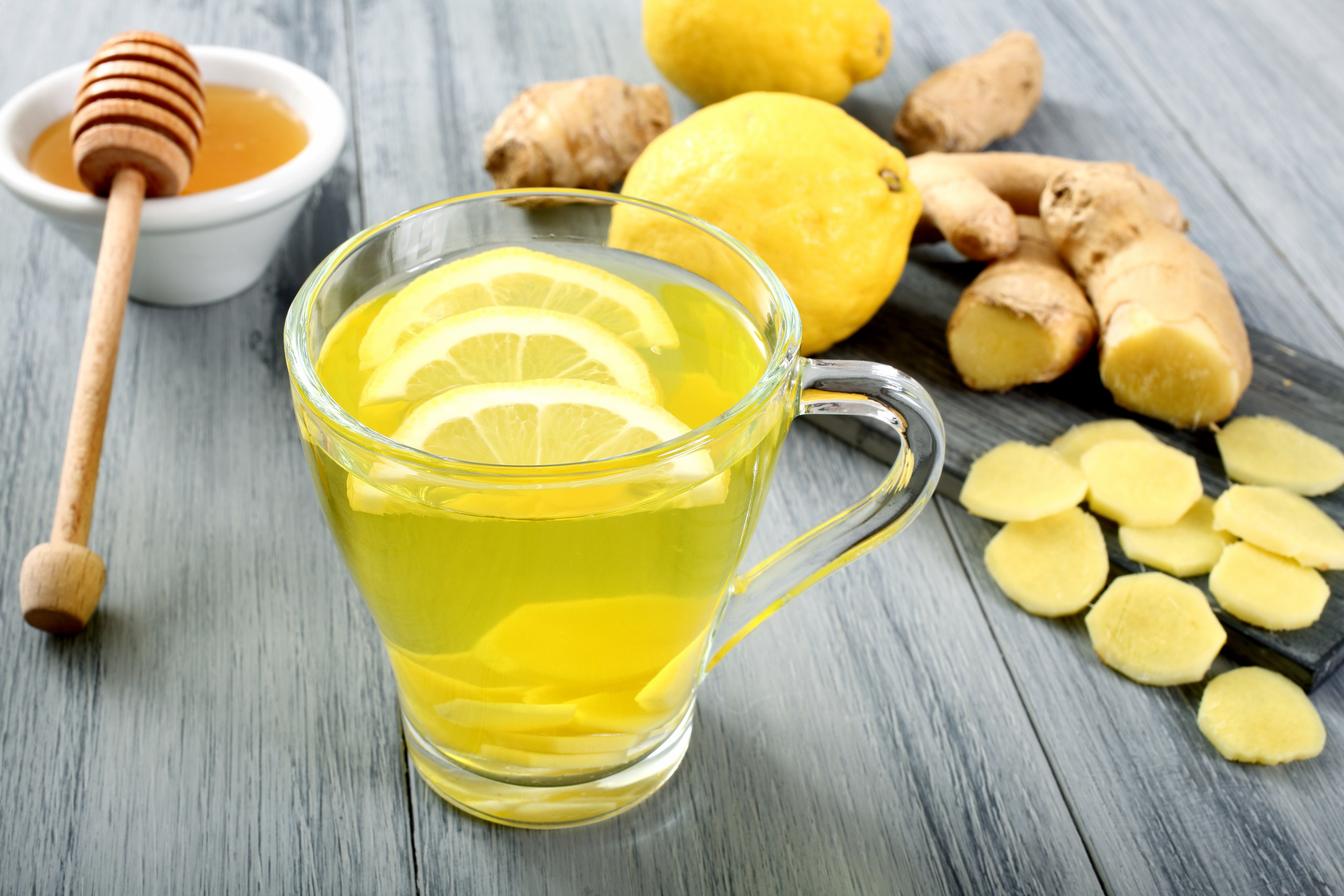Чай с имбирем лимоном и медом рецепт. "Имбирь, лимон и мёд" сироп 100 мл. Лимонад лимонно имбирный. Имбирный чай. Лимон с имбирем.