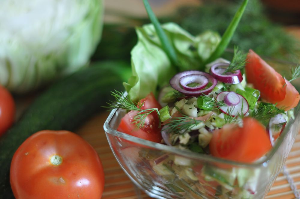 Салат из огурцов с оливковым маслом. Овощной салат. Салат из сырых овощей. Салат из овощей с оливковым маслом. Чем полезен овощной салат.